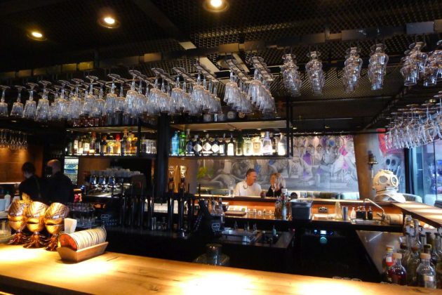 Spelunke 1020 Wien - Bar in der Mitte des Lokals