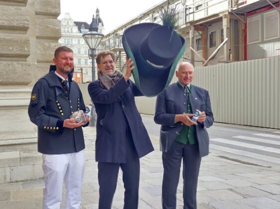 Mag. Harald Pernkopf von der Salzwelten GmbH, einer Tochtergesellschaft der Salinen Austria AG (l.), Mag. Andreas Zakostelsky, Obmann des Vereins der Steirer in Wien und Herbert Hierzegger, Vorsitzender des Tourismusverbands Ausseerland-Salzkammergut Steirer in Wien 2023 | Salzader beim Wiener Rathaus | Gruppenbild