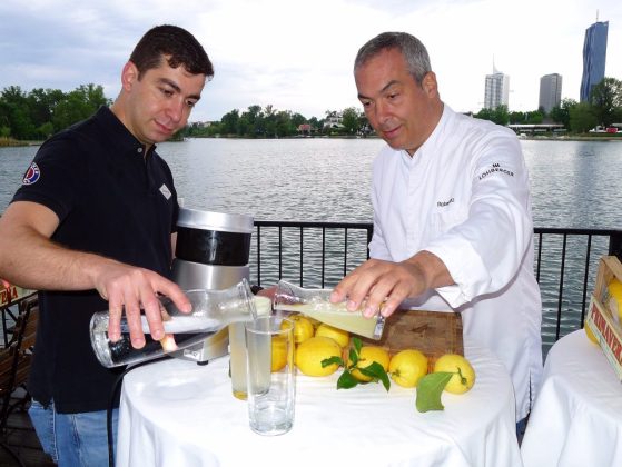 Strandcafé an der Alten Donau Geschäftsführer Ando Yeritsyan mit Starkoch Robert bei der Herstellung des perfekten Soda Zitron