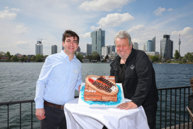 Andranik Yersitsyan und Erich Homolka mit Ripperl-Geburtstagstorte Strandcafé | Wien Alte Donau | Andranik Yersitsyan und Erich Homolka mit Ripperl-Geburtstagstorte