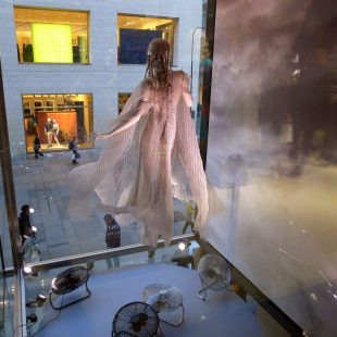 Biomorphism von Iris van Herpen im Swarovski Kristallwelten Store Wien · Infinity