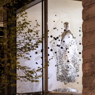 Biomorphism von Iris van Herpen im Swarovski Kristallwelten Store Wien · Micro