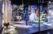 Die klirrend kalten Frauen von Susanne Bisovsky in den Swarovski Kristallwelten Stores