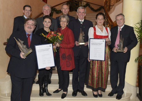 (v.l.n.r.): Prof. Christoph Madl, MAS, Geschäftsführer Niederösterreich-Werbung, Dr. Hubert Schultes, Generaldirektor Niederösterreichische Versicherung und Helmut Heider vom Hotel Fahrnberger (Kategorie Wirtschaft). Vorne: Erwin Steinhauer (Kategorie Medien), Dagmar Nahringbauer vom Hotel Fahrnberger (Kategorie Wirtschaft), Tourismuslandesrätin Dr. Petra Bohuslav, Johann und Rosemarie Neuwiesinger (Kategorie Produkt- und Dienstleistungsinnovation) und ÖkR DI Josef Pleil (Ehrenpreis).