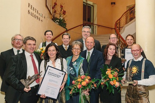 Gruppenbild mit PreisträgerInnen und Laudatoren