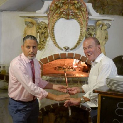 Inhaber Lotfi Nasr und WKW Gastronomie-Obmann Peter Dobcak am Pizza-Ofen Trattoria La ScaTrattoria La Scala, 1010 Wien· Inhaber Lotfi Nasr und WKW Gastronomie-Obmann Peter Dobcak am Pizza-Ofenla, 1010 Wien· Einrichtung mit Italienischem Flair