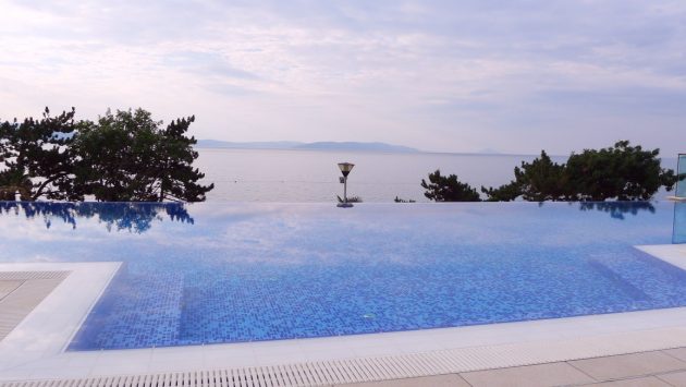 Infinitypool für V-Level Gäste © lifestyleundreisen.at V Level Infinitypool · Valamar Collection Girandella Resort 4*/5* · Rabac, Kvarner, Kroatien
