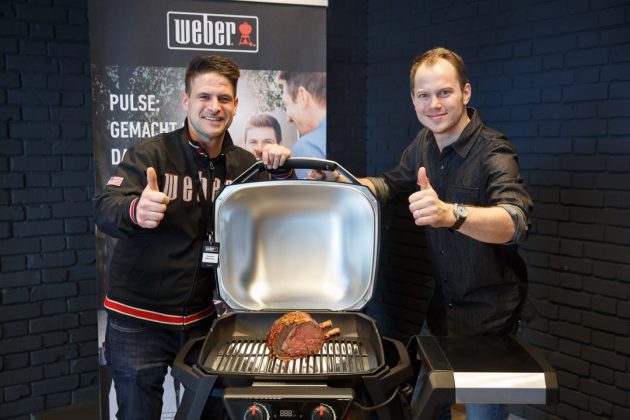 Weber Original Store Wien Süd · Die Geschäftsführer Benedikt Mitterlehner und Matthias Fuchs präsentieren den neune Smartgrill „Pulse“