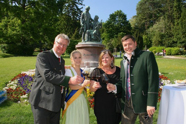 LAbg Christoph Kainz, BM Pfaffstätten, Isabella Zolles, Weinkönigin Pfaffstätten, Martina Babouck, GF Weinforum Thermenregion und Mag. Mario Gruber, GF Wienerwald Tourismus