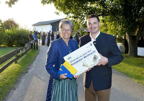 Tourismuslandesrätin Dr. Petra Bohuslav und Wolfgang Schwarz vom Ursin haus in Langenlois, Veranstalter der Kamptaler Weinnacht