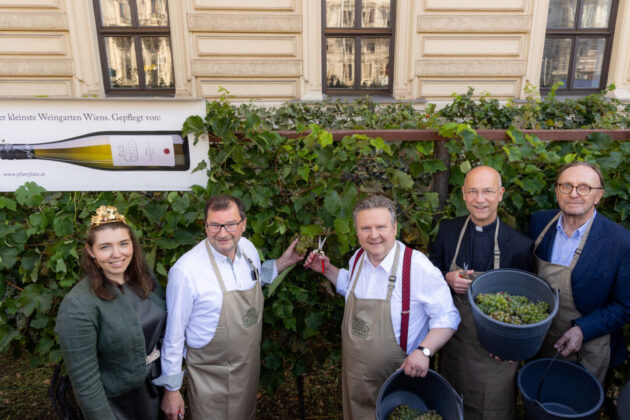 Weinkönigin Iris-Maria Wolff, Präsident der Landwirtschaftskammer Wien Norbert Walter, Bürgermeister Michael Ludwig, Dompfarrer Toni Faber, Eigentümer des Weinguts Mayer am Pfarrplatz Hans Schmid bei der Weinlese Weinlese am Wiener Schwarzenbergplatz 2022 | mit Bürgermeister Michael Ludwig | Gruppenbild