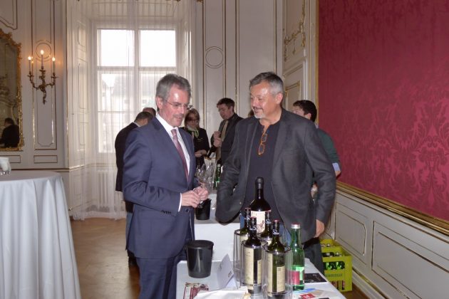 Landesrat Hans Wilfing (li.) Landesrat Hans Wilfing (li.) bei der Verkostung der Weinviertel DAC Reserven