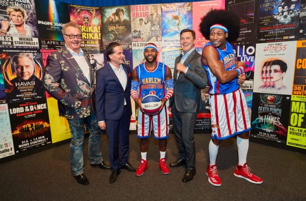 Wolfgang Fischer, Kurt Gollowitzer, Peter Hanke mit Mitgliedern der Harlem Globetrotters.