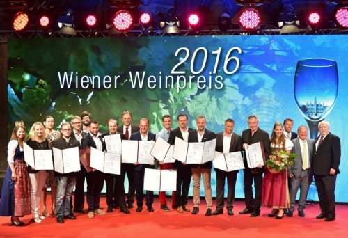 Alle Sieger mit den Weinköniginnen, Mag. Andrea Kostner - Wien Tourismus, Ing. Franz Windisch - LWK Wien, Ing. Mag. Wolfgang Figl - Bank Austria, DI Herbert Schilling - LWK Wien und Bürgermeister Dr. Michael Häupl
