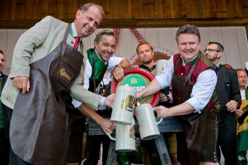 Bieranstich auf der Festbühne mit Markus Liebl (Brau Union Österreich Generaldirektor), Hans Knauß (Skifahrerlegende), Michael Ludwig (Wohnbaustadtrat)