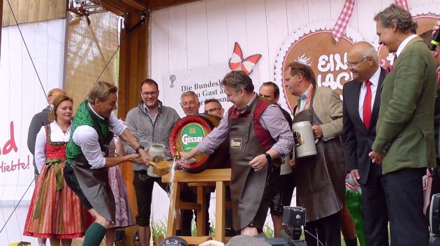 Feierliche Eröffnung des Wiener Wiesn-Fests 2017 mit Ehrengästen und dem traditionellen Bieranstich auf der Festbühne