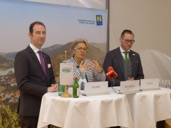 Mario Pulker (Spartenobmann Tourismus und Freizeitwirtschaft, Niederösterreichische Wirtschaftskammer), Tourismuslandesrätin Petra Bohuslav, Harald (Obmann der Niederösterreichischen Wirtshauskultur) und Christoph Madl (Geschäftsführer der Niederösterreich-Werbung GmbH)