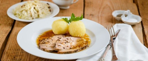 Wirtshauskultur NÖ Schweinsbraten Erdäpfelknödel Kraut 1