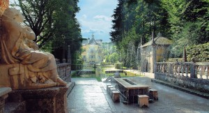 Die Wasserspiele in Hellbrunn. Der Fürstentisch und im Hintergrund das Lustschloss