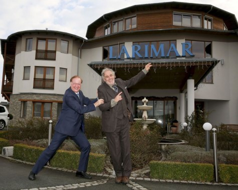 Johann Haberl mit Christian Kohlund vor dem Larimar