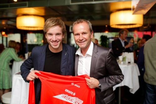 Andreas Onea mit Hannes Menitz Paralympics-Schwimmer Andreas Onea mit Organisator Hannes Menitz