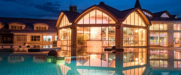 Bad Sárvár · Wellnessbad, Aussenpool bei Nacht