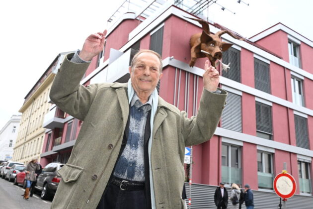 Christian Ludwig Atterse vor seiner Installation Glücksschwein in Wien Gersthof