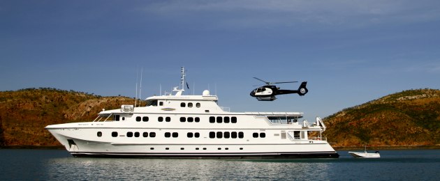 Helicopter auf dem Expeditionsschiff True North · „North Star Cruises“