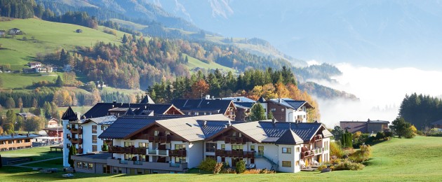 Hotel Krallerhof mit Bergpanorama im Sommer