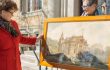 Kaiserhaus Baden | Ausstellung Sehnsucht nach Baden 2022 | Kuratorin Marie-Theres Arnbom und Museumsleiterin Ulrike Scholda mit Bild der Villa Gutmann