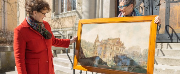 Kaiserhaus Baden | Ausstellung Sehnsucht nach Baden 2022 | Kuratorin Marie-Theres Arnbom und Museumsleiterin Ulrike Scholda mit Bild der Villa Gutmann
