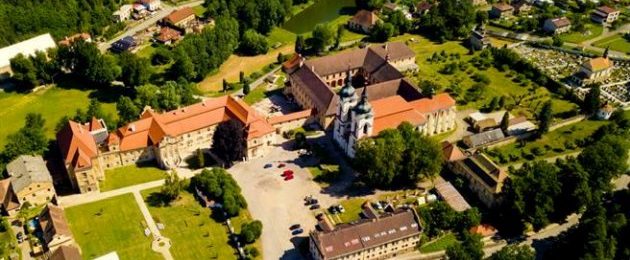 Prämonstratenserkloster Želiv (Seelau) in der tschechischen Region Vysocina Luftaufnahme