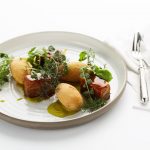 glasierter Schweinebauch mit Knoblauch, cremige Garnelentamal und Käutersalat