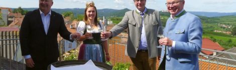 ÖWM Weintourismus-Kampagne: ÖWM-Geschäftsführer Chris Yorke, Weinkönigin Diana I., Vizepräsident NÖ Weinbauverbandes Reinhard Zöchmann und LH-Stellvertreter Stephan Pernkopf