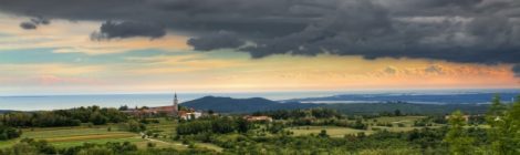 Slowenien, Karst – Blick von Trstelj Richtung Meer