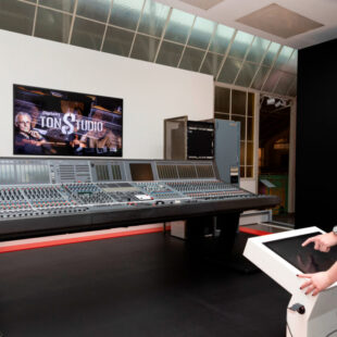 Technisches Museum Wien | Ausstellung Music Lounge | Tonstudiotisch des Musikproduzenten Thomas Rabitsch
