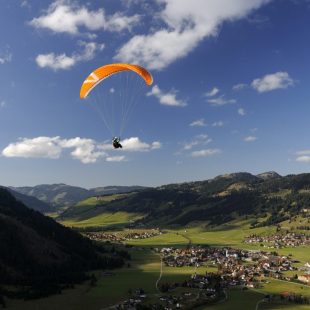 Gleitschirmflieger im Tannheimer Tal, Tirol, Österreich