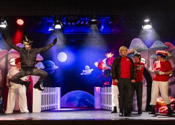 Tschauner Bühne 2025 Planet Tschauner | Szenenmotiv