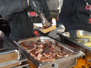 Weber Original Store Wien Süd · Grillstation mit Ribs an den Eröffnungstagen